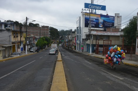 El circuito vial implementado por Tránsito del Estado permitirá la circulación de Circuito Presidentes al Arco Sur, hasta la gasolinera, en el carril lateral de la propia Avenida Rébsamen en el que trabaja Obras Públicas y los vehículos que vienen de Arco Sur a Circuito Presidentes, deberán de tomar las calles Gustavo Díaz Ordaz y Ángel Carvajal, por la Unidad del Valle.