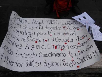 La mañana de este martes el maestro Félix Blanco Ojeda inició una manifestación en la Plaza Lerdo, luego de que fuera despedido, asegura, injustificadamente de la Dirección de Estrategia para la Estabilidad, de igual manera dijo, le quedaron a deber mes y medio de sueldo. En su manifestación se sangró el brazo realizándose cortaduras. 