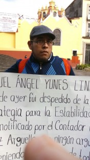 La mañana de este martes el maestro Félix Blanco Ojeda inició una manifestación en la Plaza Lerdo, luego de que fuera despedido, asegura, injustificadamente de la Dirección de Estrategia para la Estabilidad, de igual manera dijo, le quedaron a deber mes y medio de sueldo. En su manifestación se sangró el brazo realizándose cortaduras.