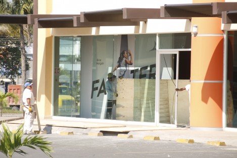 Continúan cerrados muchos de los establecimientos afectados por los actos de rapiña que se registraron la semana pasada en la ciudad de Veracruz.  