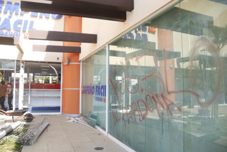 Continúan cerrados muchos de los establecimientos afectados por los actos de rapiña que se registraron la semana pasada en la ciudad de Veracruz. 