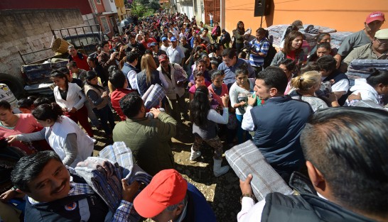 El alcalde Américo Zúñiga  en compañia de regidores y funcionarios del ayuntamiento realizo la entrega de apoyos invernales a los habitantes de la colonias Manantiales, Framboyanes entre otras.
 
