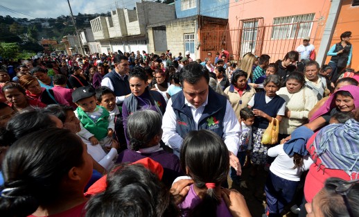 El alcalde Américo Zúñiga  en compañia de regidores y funcionarios del ayuntamiento realizo la entrega de apoyos invernales a los habitantes de la colonias Manantiales, Framboyanes entre otras.
