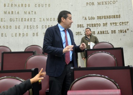 A nombre de los priístas, el diputado Juan Manuel Del Castillo González advirtió que la propuesta de reforma legal es para que a los magistrados del Poder Judicial del Estado, en lo sucesivo, se les nombre por seis años, que es el período más común en los Estados de la República 