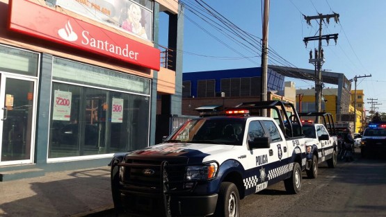 La tarde de este martes dos individuos armados con pistolas asaltaron la sucursal del banco Santander ubicada en la plaza 20 de Noviembre en la ciudad de Veracruz, llevándose un botín de varios miles de pesos, sin que la policía lograra detenerlos. 