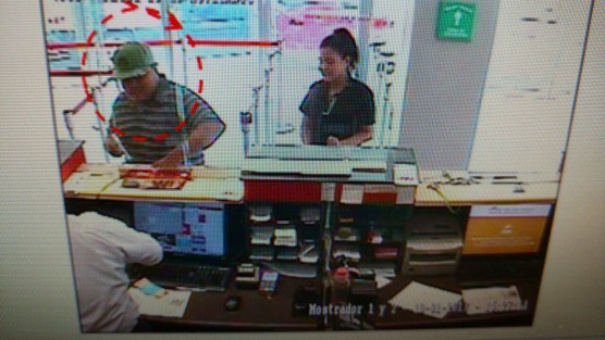 La tarde de este martes dos individuos armados con pistolas asaltaron la sucursal del banco Santander ubicada en la plaza 20 de Noviembre en la ciudad de Veracruz, llevándose un botín de varios miles de pesos, sin que la policía lograra detenerlos. 