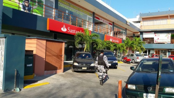 La tarde de este martes dos individuos armados con pistolas asaltaron la sucursal del banco Santander ubicada en la plaza 20 de Noviembre en la ciudad de Veracruz, llevándose un botín de varios miles de pesos, sin que la policía lograra detenerlos. 