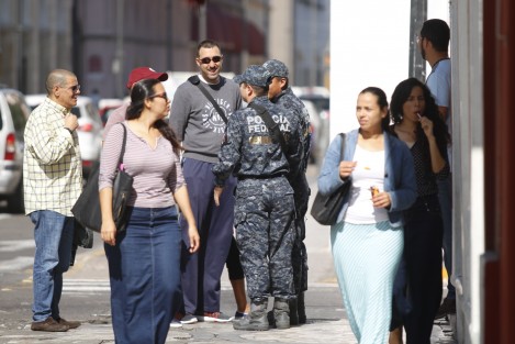 Elementos de la Gendarmería Nacional realizan recorridos a pie por la zona del centro histórico de la ciudad de Veracruz con la finalidad de prevenir acciones delictivas.  