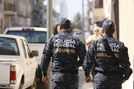 Elementos de la Gendarmería Nacional realizan recorridos a pie por la zona del centro histórico de la ciudad de Veracruz con la finalidad de prevenir acciones delictivas.  