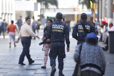 Elementos de la Gendarmería Nacional realizan recorridos a pie por la zona del centro histórico de la ciudad de Veracruz con la finalidad de prevenir acciones delictivas.  