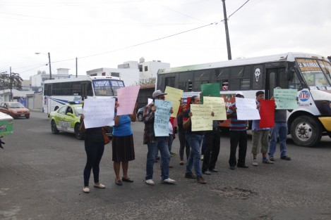 Vecinos de los fraccionamientos Río Medio y Las Brisas y de la colonia Lombardo Toledano, en la ciudad de Veracruz, bloquearon la avenida Río Medio para exigir al ayuntamiento y a la API que reparen las vialidades y no permitan la circulación de vehículos de carga hacia el puerto, pues estos deterioran el estado de las calles. 