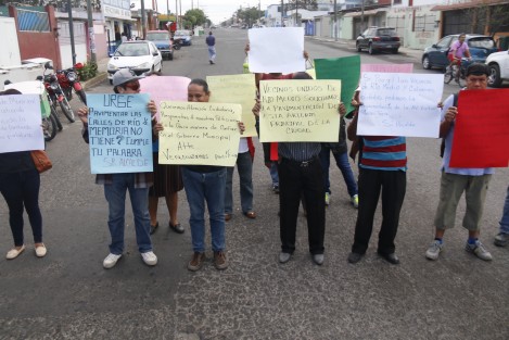 Vecinos de los fraccionamientos Río Medio y Las Brisas y de la colonia Lombardo Toledano, en la ciudad de Veracruz, bloquearon la avenida Río Medio para exigir al ayuntamiento y a la API que reparen las vialidades y no permitan la circulación de vehículos de carga hacia el puerto, pues estos deterioran el estado de las calles. 