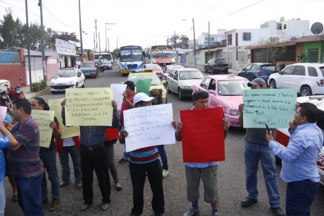 Vecinos de los fraccionamientos Río Medio y Las Brisas y de la colonia Lombardo Toledano, en la ciudad de Veracruz, bloquearon la avenida Río Medio para exigir al ayuntamiento y a la API que reparen las vialidades y no permitan la circulación de vehículos de carga hacia el puerto, pues estos deterioran el estado de las calles.  