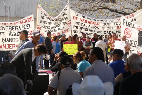 Ex trabajadores de SAS acudieron al módulo de cobro del Grupo MAS ubicado en la explanada del auditorio Benito Juárez para incitar a los usuarios a que no paguen por el servicio de agua; <em>si se las cortan nosotros los volvemos a conectar</em>, decían a los congregados.