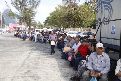 Ex trabajadores de SAS acudieron al módulo de cobro del Grupo MAS ubicado en la explanada del auditorio Benito Juárez para incitar a los usuarios a que no paguen por el servicio de agua; <em>si se las cortan nosotros los volvemos a conectar</em>, decían a los congregados. 