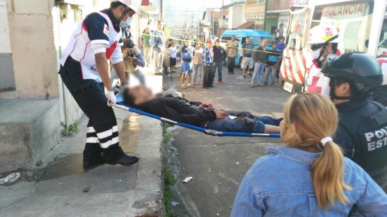Un sujeto resultó seriamente lesionado luego de que fuera atacado a balazos por sujetos desconocidos cuando se encontraba afuera de un bar en la colonia Las Flores, de Córdoba; fue auxiliado por paramédicos de la Cruz Roja y elementos de la Policía Estatal.