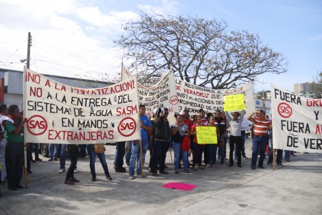 
Ex trabajadores de SAS acudieron al módulo de cobro del Grupo MAS ubicado en la explanada del auditorio Benito Juárez para incitar a los usuarios a que no paguen por el servicio de agua; si se las cortan nosotros los volvemos a conectar, decían a los congregados.