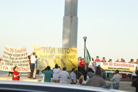 Integrantes de diversas asociaciones civiles realizaron una protesta en el asta bandera en el boulevard Manuel Ávila Camacho de la conurbación Veracruz- Boca del Río, debido al alza del precio de la gasolina. Posteriormente llevaron a cabo una marcha.