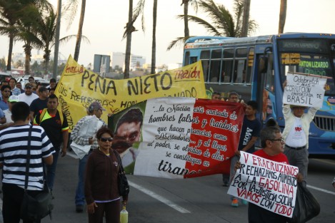 Integrantes de diversas asociaciones civiles realizaron una protesta en el asta bandera en el boulevard Manuel Ávila Camacho de la conurbación Veracruz- Boca del Río, debido al alza del precio de la gasolina. Posteriormente llevaron a cabo una marcha. 