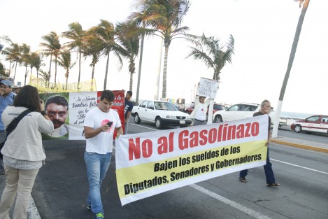 Integrantes de diversas asociaciones civiles realizaron una protesta en el asta bandera en el boulevard Manuel Ávila Camacho de la conurbación Veracruz- Boca del Río, debido al alza del precio de la gasolina. Posteriormente llevaron a cabo una marcha. 