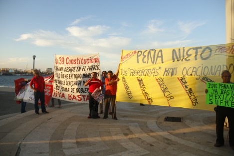 Integrantes de diversas asociaciones civiles realizaron una protesta en el asta bandera en el boulevard Manuel Ávila Camacho de la conurbación Veracruz- Boca del Río, debido al alza del precio de la gasolina. Posteriormente llevaron a cabo una marcha. 