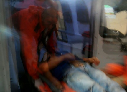 Tres jóvenes que se encontraban en el interior de un automóvil Tsuru, en la colonia Los Prados de Xalapa, fueron agredidos a balazos desde otro vehículo, hiriéndolos de gravedad la noche de este miércoles.  