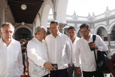 El presidente nacional de CONCAMIN, Manuel Herrera, asistió como invitado especial al ayuntamiento de Veracruz para ser reconocido como visitante distinguido junto a presidentes de otros estados con los que sostendrá un congreso donde se abordaran temas empresariales para el desarrollo del país. 