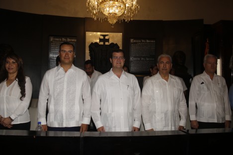 Manuel Herrera Vega, presidente de la Confederación de Cámaras Industriales (Concamin), dijo que en 2016 aumentó en un 50% el robo a transporte de carga en carretera, mientras que en ferrocarril éste ha disminuído.  Manuel Herrera, asistió al ayuntamiento de Veracruz para ser reconocido como visitante distinguido junto a presidentes de otros estados que participarán en un congreso donde abordarán temas empresariales para el desarrollo del país.