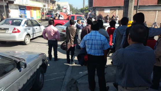 Integrantes de laOrganización Mexicana Titlapowaske Tekiwshkapa (OMETT) bloquean la entrada a laempresa Sabritas en Ixtaczoquitlán, Ver. en demanda de una liquidación justa para una de sus agremiadas. 
