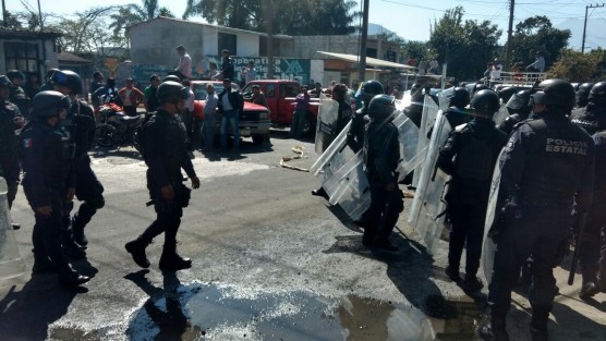 Unos doscientos policías antimotines de la Secretaría de Seguridad Pública desalojaron a los manifestantes que bloqueaban la planta de Sabritas en Ixtaczoquitlán, en protesta por el supuesto despido injustificado de una empleada. 