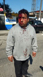 Manifestantes de Soledad Atzompa quienes piden liquidación justa por parte de Sabritas para una de sus compañeras de la OMETT, fueron replegados por elementos de la SSP, a quienes se enfrentaron con piedras y palos. 