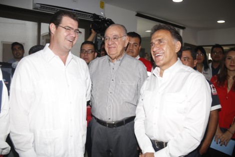 El gobernador Miguel Ángel Yunes Linares dijo que no permitirán que se vuelvan a tomar las válvulas de la presa Yuribia en el Sur del estado, para lo cual elementos de la SSP y la Gendarmería ya la están resguardando. Esto luego de que habitantes de Tatahuicapan no aceptan los apoyos institucionales ofrecidos y prefieren apoyos en efectivo. 