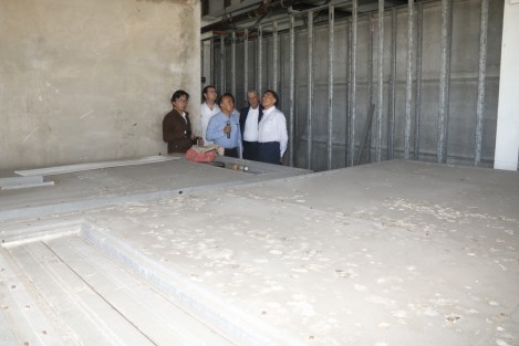 El gobernador Miguel Ángel Yunes Linares realizó un recorrido por la Torre Pediátrica para constatar el estado en que se encuentra, aseguró que en 18 meses quedará concluida y entrará en operación.