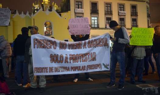 La noche de este jueves integrantes de FREDEPO se manifestaron en contra del alza a la gasolina en la Plaza Lerdo, piden al gobierno estatal que apoye estas protestas en contra de esta medida.  