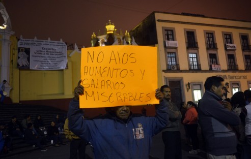 La noche de este jueves integrantes de FREDEPO se manifestaron en contra del alza a la gasolina en la Plaza Lerdo, piden al gobierno estatal que apoye estas protestas en contra de esta medida.   