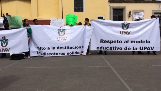 En contra de los cambios que se están efectuando en la organización de la UPAV, alumnos de esa institución se manifiesta en  Plaza Lerdo. Piden la renuncia de la nueva rectora, Maribel Sánchez Lara.  