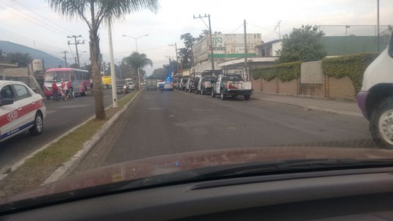 Elementos de la SSP llegaron hasta la carretera Tehucán-Orizaba, a la altura de Tecamalyca para establecer una base ante el bloqueo carretero que mantenían habitantes de Soledad Atzompa. Así mismo llegaron el alcalde  Bonifacio Aguilar Linda y la Diputada Dulce María para entablar diálogo y evitar enfrentamientos como el que se dio este jueves frente a Sabritas.   