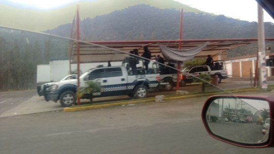 Elementos de la SSP llegaron hasta la carretera Tehucán-Orizaba, a la altura de Tecamalyca para establecer una base ante el bloqueo carretero que mantenían habitantes de Soledad Atzompa. Así mismo llegaron el alcalde  Bonifacio Aguilar Linda y la Diputada Dulce María para entablar diálogo y evitar enfrentamientos como el que se dio este jueves frente a Sabritas.   