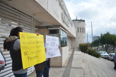 Ex trabajadores de la Fiscalía acusaron al nuevo Fiscal Winckler de despedirlos sin justificación y sin la liquidación correspondiente; piden actuar conforme a derecho.

