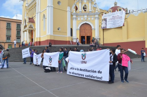 Alumnos y docentes de la UPAV protestaron esta mañana en Plaza Lerdo para exigir a la nueva Rectora Maribel Sánchez Lara no se cambie el Modelo educativo de llevar a diversas regiones la educación de miles de personas quienes por diversas causas no pueden viajar a las grandes ciudades a estudiar.