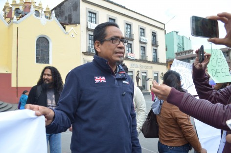 Alumnos y docentes de la UPAV protestaron esta mañana en Plaza Lerdo para exigir a la nueva Rectora Maribel Sánchez Lara no se cambie el Modelo educativo de llevar a diversas regiones la educación de miles de personas quienes por diversas causas no pueden viajar a las grandes ciudades a estudiar.