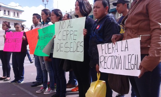 Alumnos y docentes de la UPAV protestaron esta mañana en Plaza Lerdo para exigir a la nueva Rectora Maribel Sánchez Lara no se cambie el Modelo educativo de llevar a diversas regiones la educación de miles de personas quienes por diversas causas no pueden viajar a las grandes ciudades a estudiar.