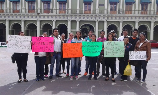 Alumnos y docentes de la UPAV protestaron esta mañana en Plaza Lerdo para exigir a la nueva Rectora Maribel Sánchez Lara no se cambie el Modelo educativo de llevar a diversas regiones la educación de miles de personas quienes por diversas causas no pueden viajar a las grandes ciudades a estudiar.