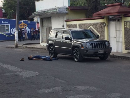 Un joven fue baleado aproximadamente a las 13:40 horas de este viernes en la zona de bares en la ciudad de Paso del Macho, Ver. Vecinos reportaron que se escucharon balazos, por lo que sospechan que dentro del vehículo hubiera más víctimas. 
