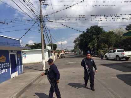 Un joven fue baleado aproximadamente a las 13:40 horas de este viernes en la zona de bares en la ciudad de Paso del Macho, Ver. Vecinos reportaron que se escucharon balazos, por lo que sospechan que dentro del vehículo hubiera más víctimas. 