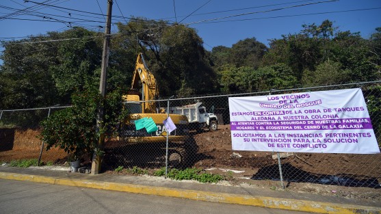 Vecinos de la calle Uno Norte, aledaña al Cerro de la Galaxia, se sienten preocupados por la construcción del tanque elevado, esto pese a que las autoridades municipales les han explicado que no representa peligro para ellos y sí beneficio para miles de xalapeños.  