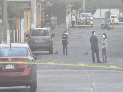 Finalmente se aclaró que la balacera suscitada en Paso del Macho pasada la 1 de la tarde se debió a un intento de secuestro de dos menores, delito frustrado por el padre de las menores quien abatió a uno de los delincuentes. 