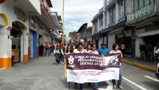  Alrededor de 50 jóvenes salieron a las calles de Orizaba a marchar para protestar en contra del cierre de las sedes de la Universidad Popular Autónoma de Veracruz (UPAV), pues de hacerlo se habrán violentado los derechos de los educandos. 