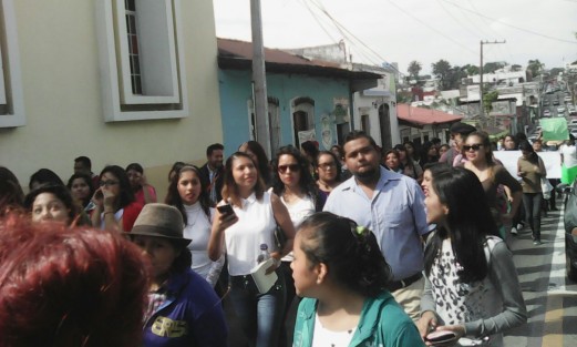 Ante los rumores de la concentración de sedes de la Universidad Popular Autónoma de Veracruz (UPAV), así como la posible desaparición de las figuras solidarias y modificación de la Ley de Creación de la Universidad, alumnos recorrieron las principales calles de Córdoba para manifestar su inconformidad ante la posible concentración en una sola sede. 