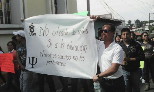 Ante los rumores de la concentración de sedes de la Universidad Popular Autónoma de Veracruz (UPAV), así como la posible desaparición de las figuras solidarias y modificación de la Ley de Creación de la Universidad, alumnos recorrieron las principales calles de Córdoba para manifestar su inconformidad ante la posible concentración en una sola sede. 